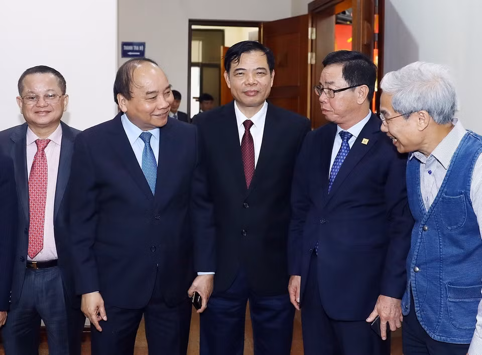 越南政府总理阮春福与各位代表亲切交谈。 越通社记者 武生 摄