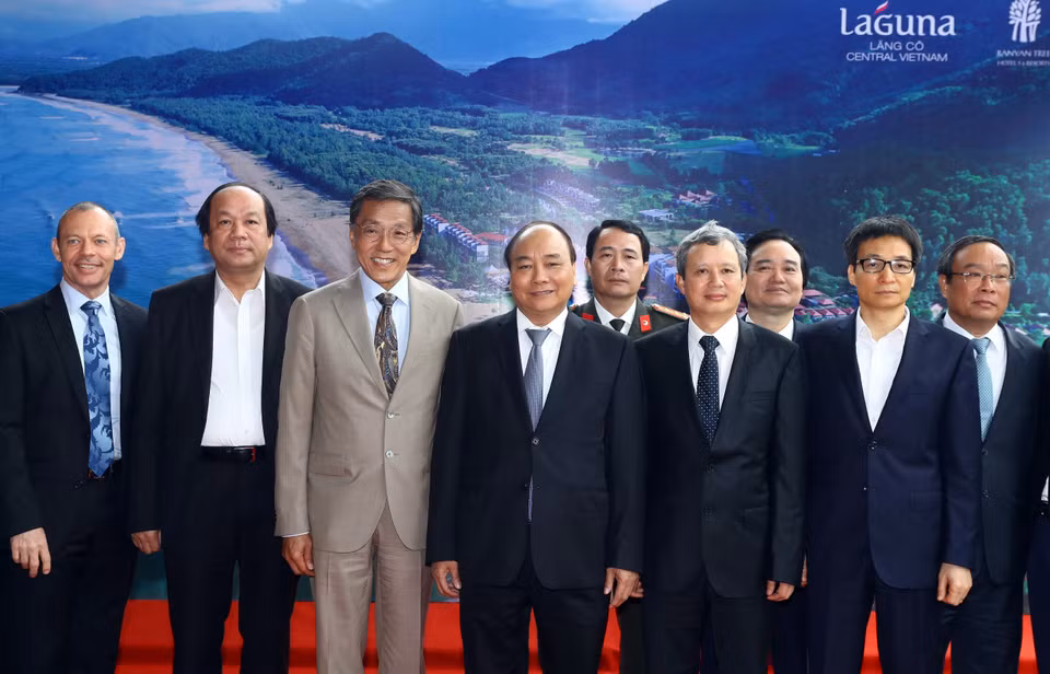 阮春福总理与各代表合影。越通社记者 统一 摄