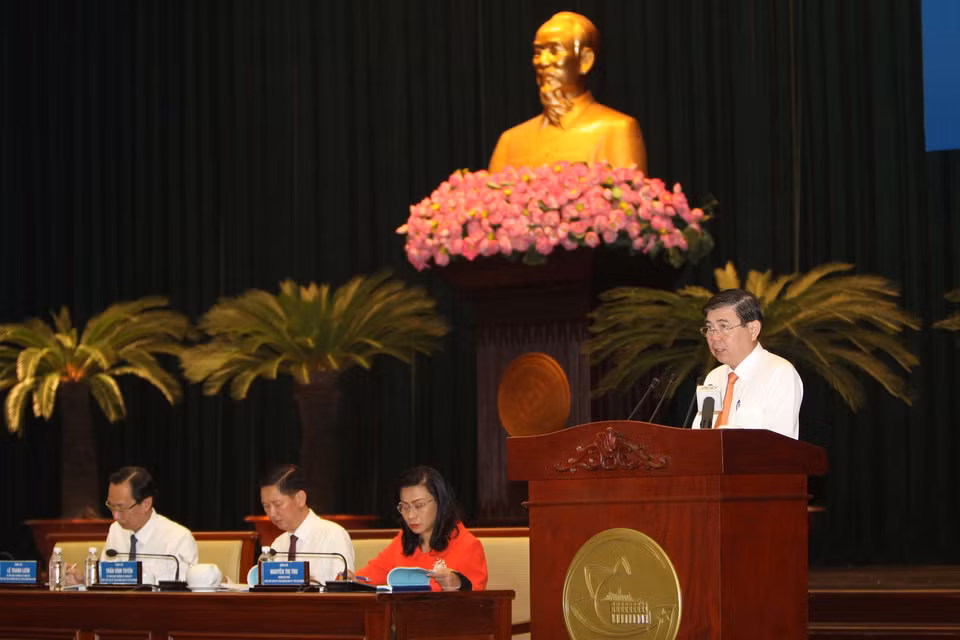 胡志明市人民委员会主席阮成峰在会议上发表讲话。越通社记者 青宇 摄
