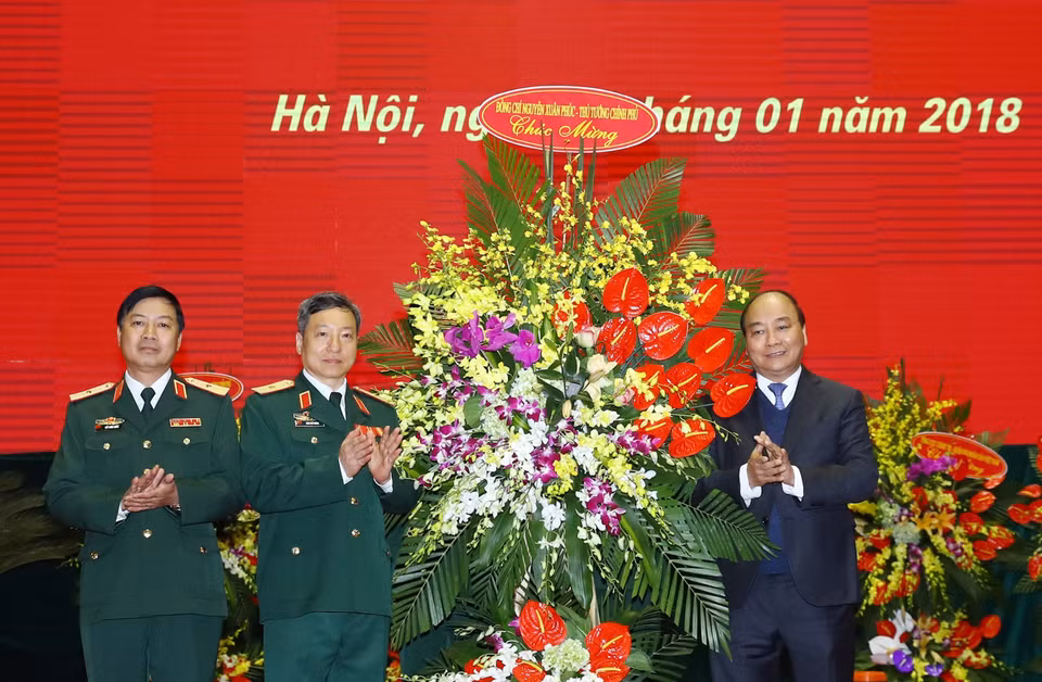 阮春福向网络空间作战司令部赠送鲜花。越通社记者 统一 摄