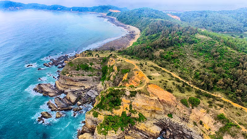 站在媚桥岩石滩上，游客可以观赏全岛的美景。