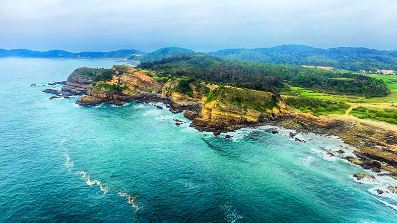 来到姑苏岛，游客能够浸没在海风、波浪中，欣赏岩石与海水的颜色。