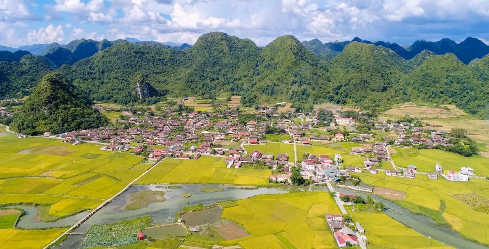 沿着丙一号国道行驶，距离和内160公里，属谅山省北山县的北山镇坐落在山谷里，它被一座一座岩石山拥抱在怀里。北山稻谷的“金季”一般在7月末和11月。图自越通社