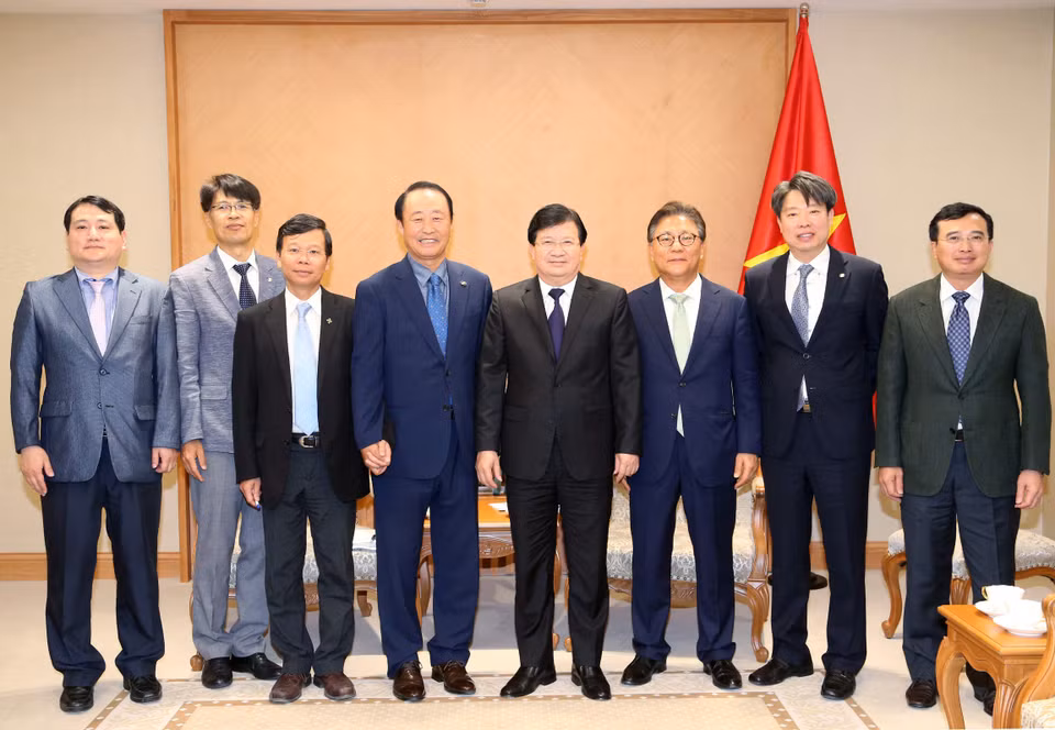 政府副总理郑廷勇（右四）与韩国南方电力公司代表团合影。（图片来源：越通社）