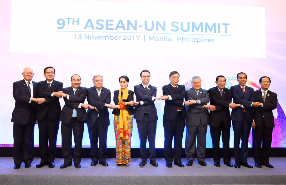 越南政府总理（右三）与其他国家领导合影（图片来源：越通社）