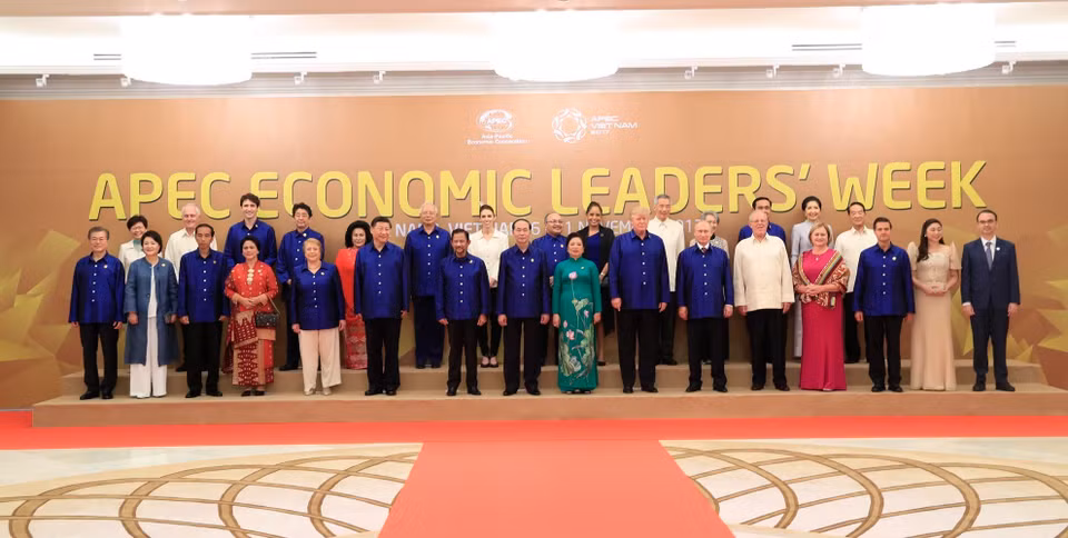 陈大光主席与夫人同APEC成员国经济体领导及夫人合影。（图片来源：越通社）