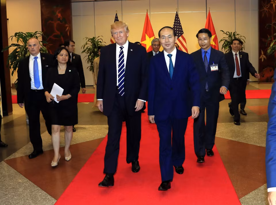 陈大光迎接特朗普来出席国宴。（图片来源：越通社）