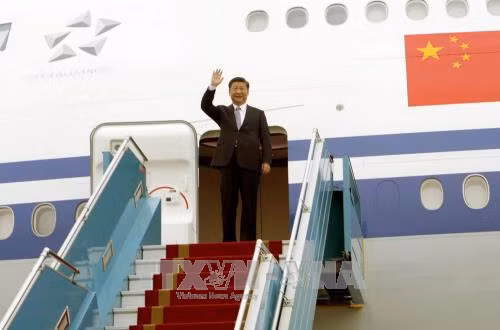 习近平抵达河内内排国际机场，开始应越共中央总书记阮富仲和国家主席陈大光的邀请对越南进行为期两天的国事访问。（图片来源：越通社）