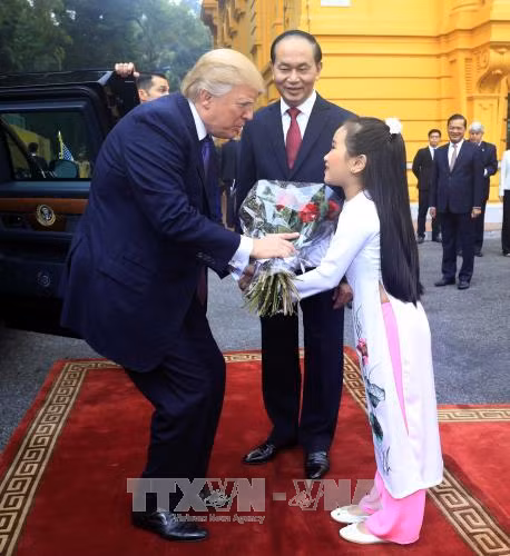 河内市儿童给特朗普送花。（图片来源：越通社）