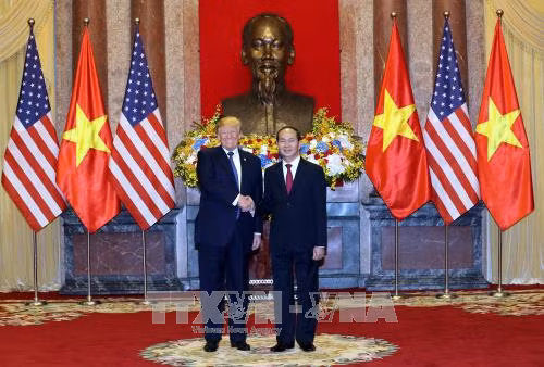 陈大光与特朗普。（图片来源：越通社）