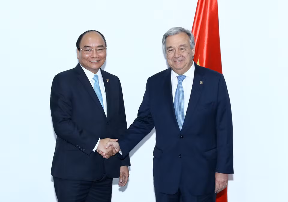 第31届东盟峰会期间，阮春福会见联合国秘书长安东尼奥·古特雷斯（图片来源：越通社）