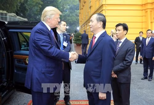 陈大光与特朗普。（图片来源：越通社）