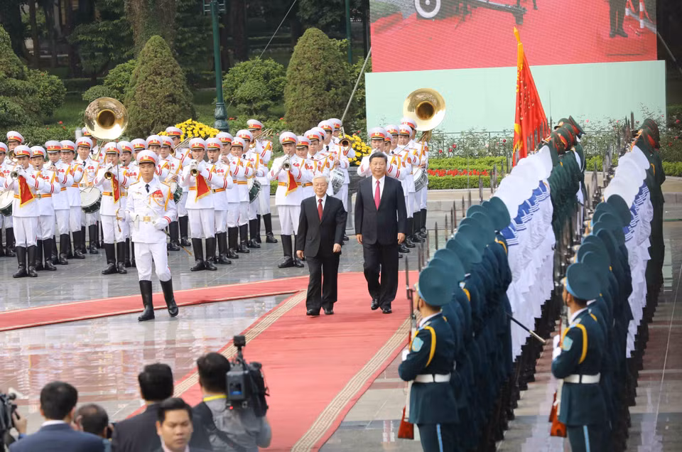 越共中央总书记阮富仲和中共中央总书记、国家主席习近平检阅仪仗队。（图片来源：越通社）