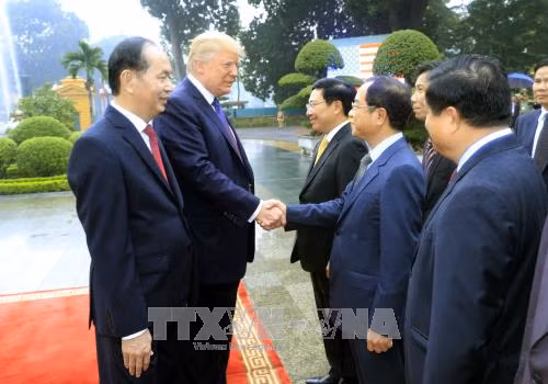陈大光与特朗普与越南高级代表团出席欢迎仪式。（图片来源：越通社）