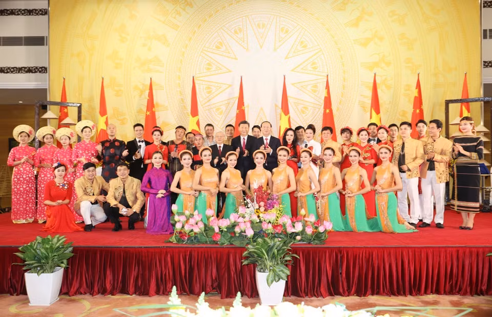 阮富仲和中共中央总书记、中国国家主席习近平等领导人同歌手演员合影。（图片来源：越通社）