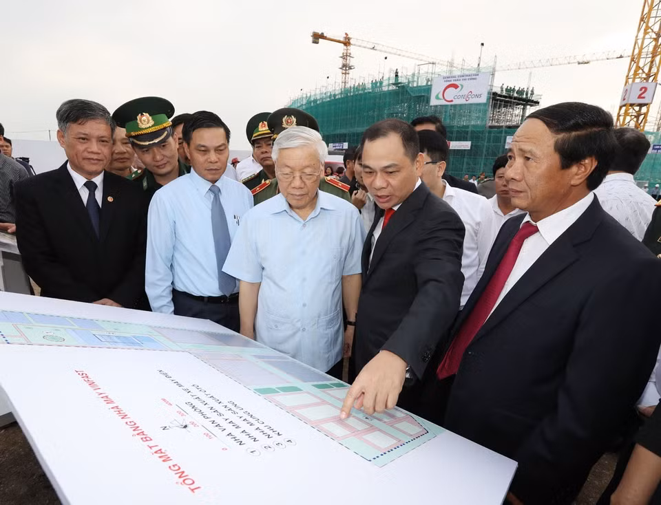 越共中央总书记阮富仲参观海防市VINFAST汽车整车生产基地项目。（越通社记者智勇 摄）