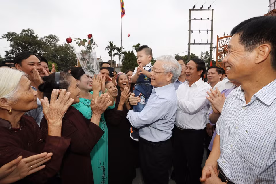 越共中央总书记阮富仲和海防市永保县荣光乡上电村人民。（越通社记者智勇 摄）