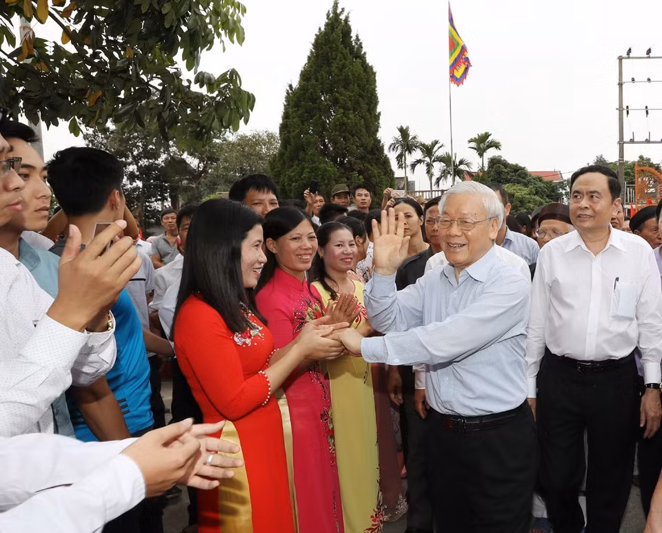 越共中央总书记阮富仲和海防市永保县荣光乡上电村人民。（越通社记者智勇 摄）