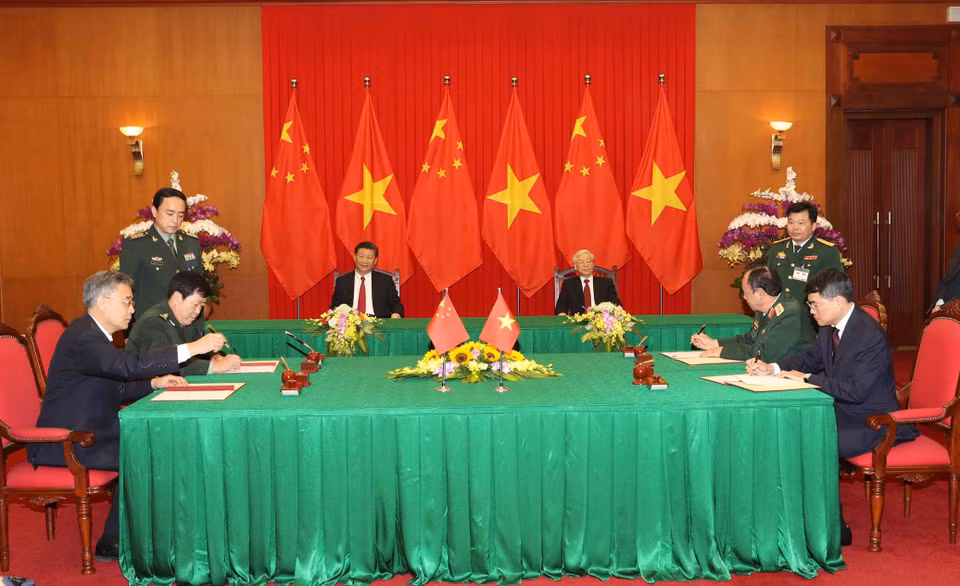 阮富仲和中共中央总书记、中国国家主席习近平见证两国合作协议签字仪式。（图片来源：越通社）