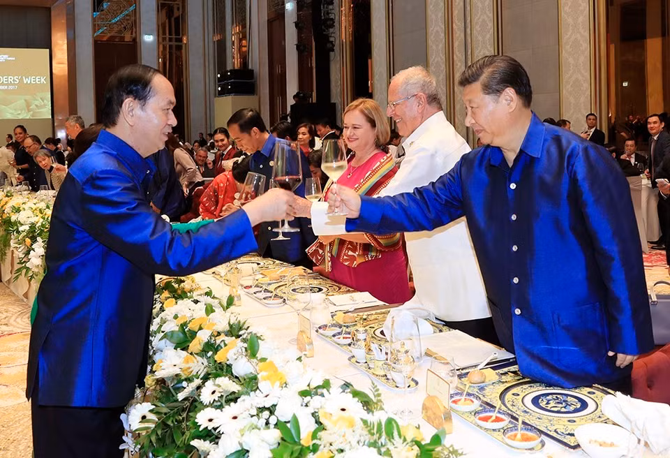 陈大光主席与中国国家主席习近平。（图片来源：越通社）