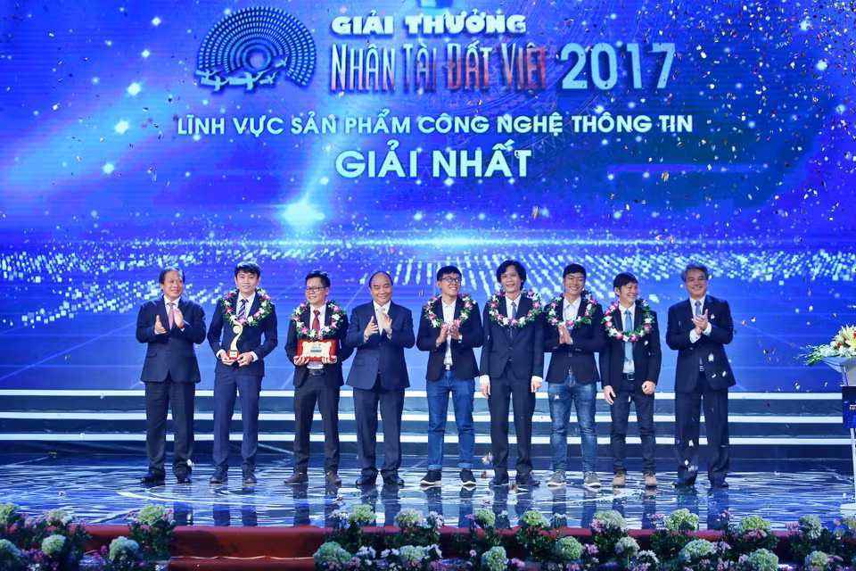 政府总理阮春福为获奖一等奖的团队颁发奖状（图片来源：越通社）