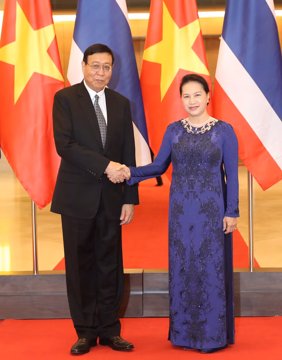 阮氏金银在国会大厦举行仪式，欢迎泰国国家立法议会议长蓬佩访越。（图片来源：越通社）