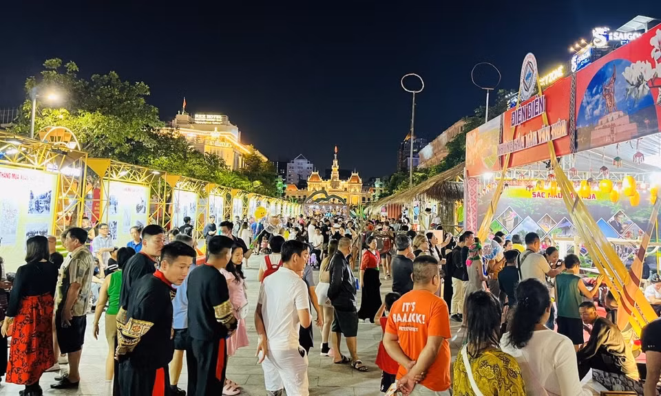 “第一区—夜间色彩”夜间旅游线路终点是阮惠步行街，游客将在阮惠步行街漫步，品尝咖啡等。图自越通社/信息报