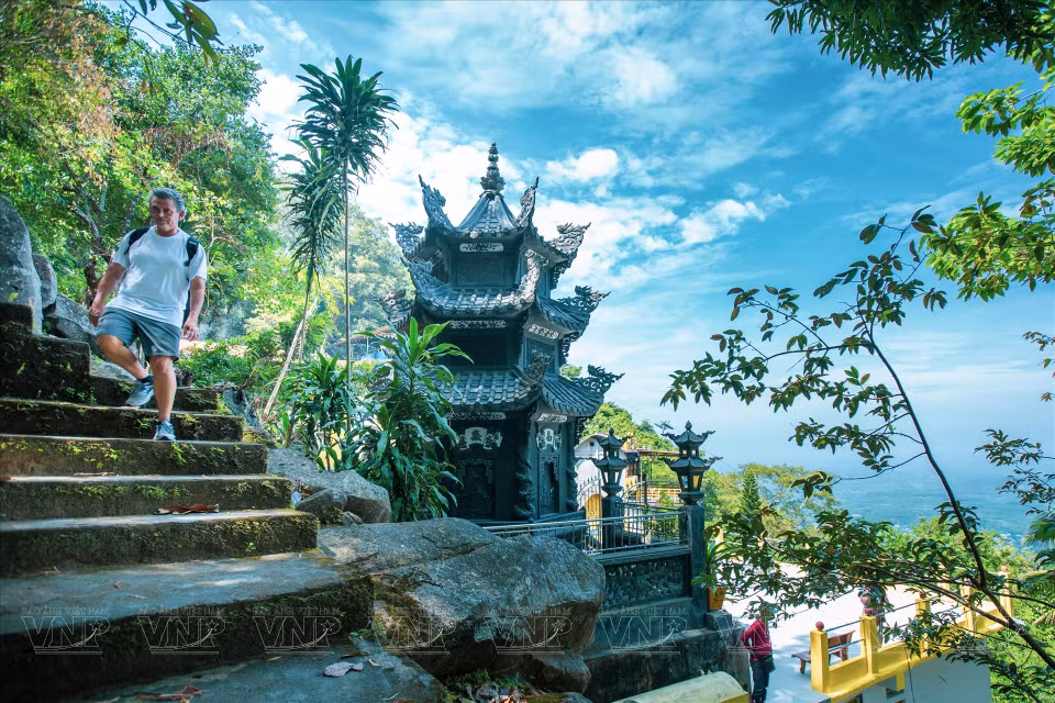 测站山的古寺和许多神秘的故事一直激发游客的好奇心。图自越南画报