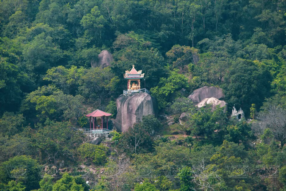 测站山上建有一座座古寺。图自越南画报