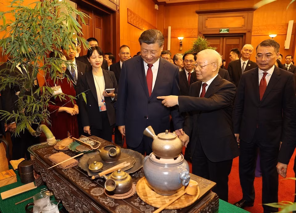 中共中央总书记、国家主席习近平听取了有关越南茶文化的介绍。图自越通社