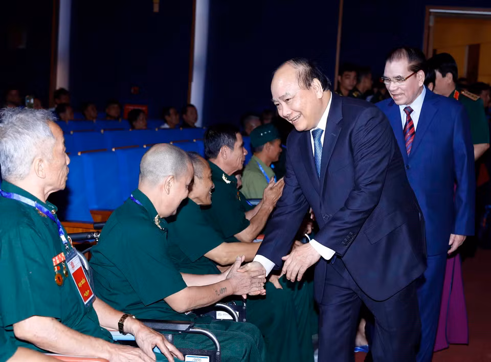 越南政府总理阮春福会见出席全国模范伤残军人表彰大会的伤残军人代表。图自越通社