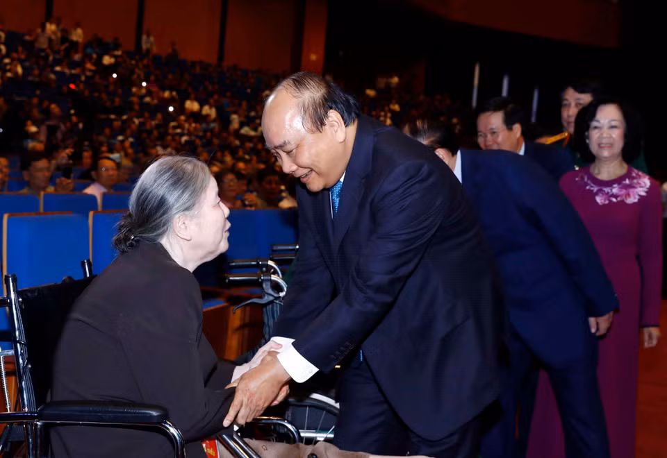 越南政府总理阮春福会见出席全国模范伤残军人表彰大会的伤残军人代表。图自越通社
