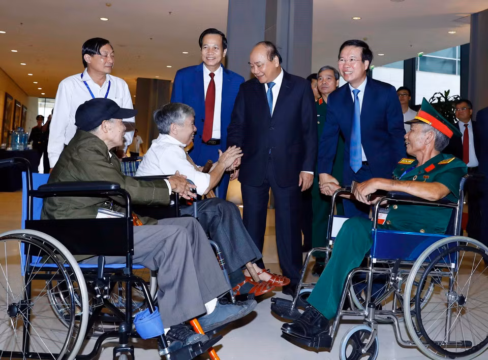 越南政府总理阮春福会见出席全国模范伤残军人表彰大会的伤残军人代表。图自越通社