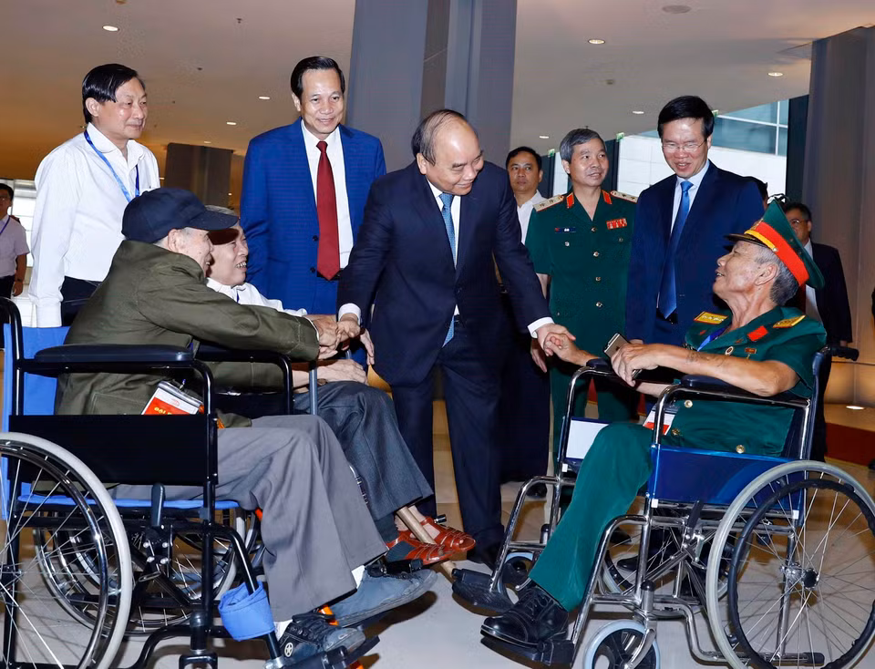 越南政府总理阮春福会见出席全国模范伤残军人表彰大会的伤残军人代表。图自越通社