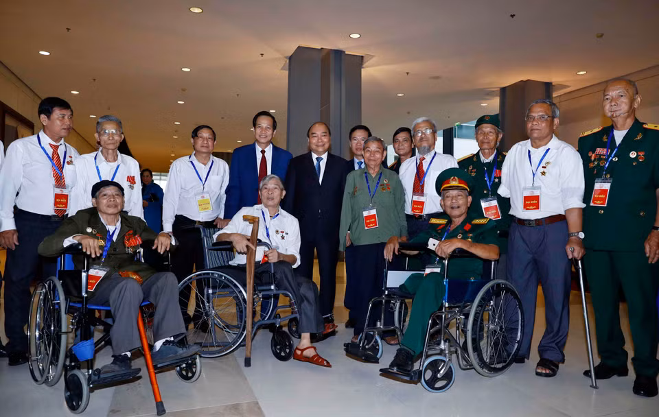 越南政府总理阮春福会见出席全国模范伤残军人表彰大会的伤残军人代表。图自越通社