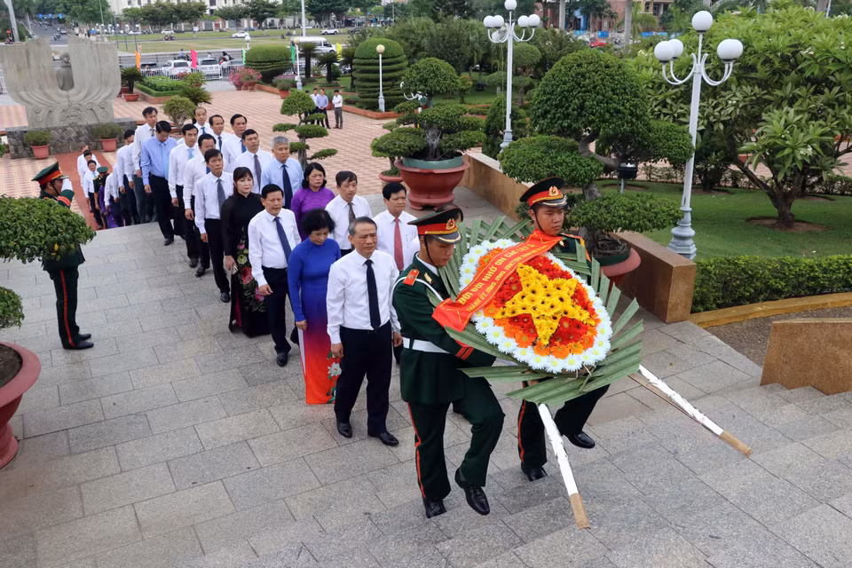 岘港市领导上香缅怀各位英雄烈士。图自越通社