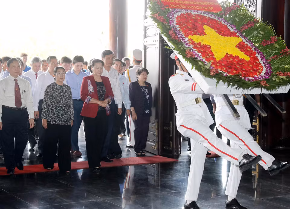 国会主席阮氏金银一行上香缅怀胡志明市英雄烈士。图自越通社