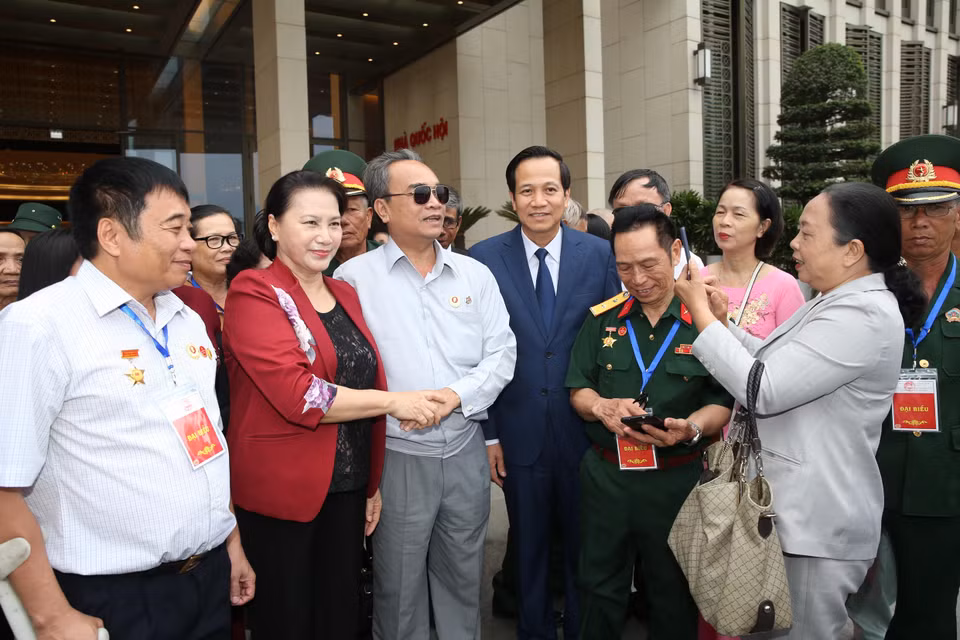 国会主席阮氏金银会见全国模范伤残军人代表。图自越通社