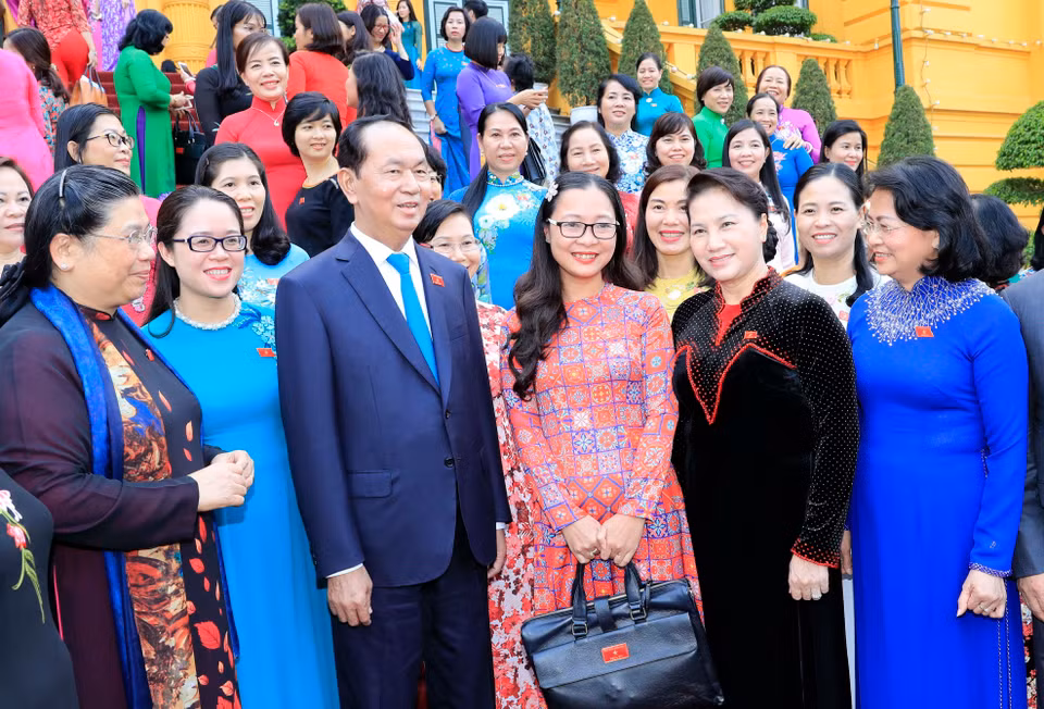 陈大光与各位女代表交流。越通社记者 彦创 摄