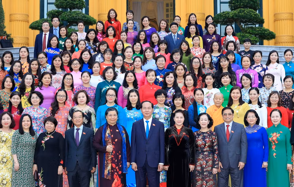 陈大光与第十四届国会女代表合影留念。越通社记者 彦创 摄