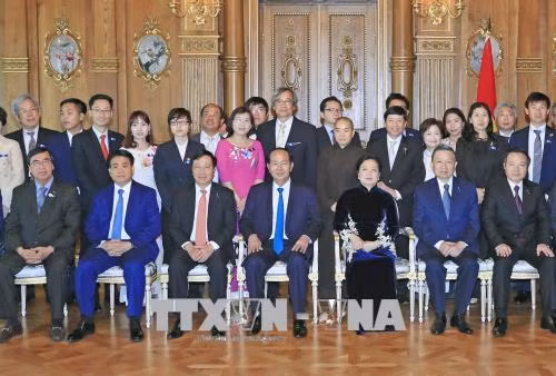 越南国家主席陈大光和越南驻日本大使馆干部人员合影。越通社记者 彦创 摄