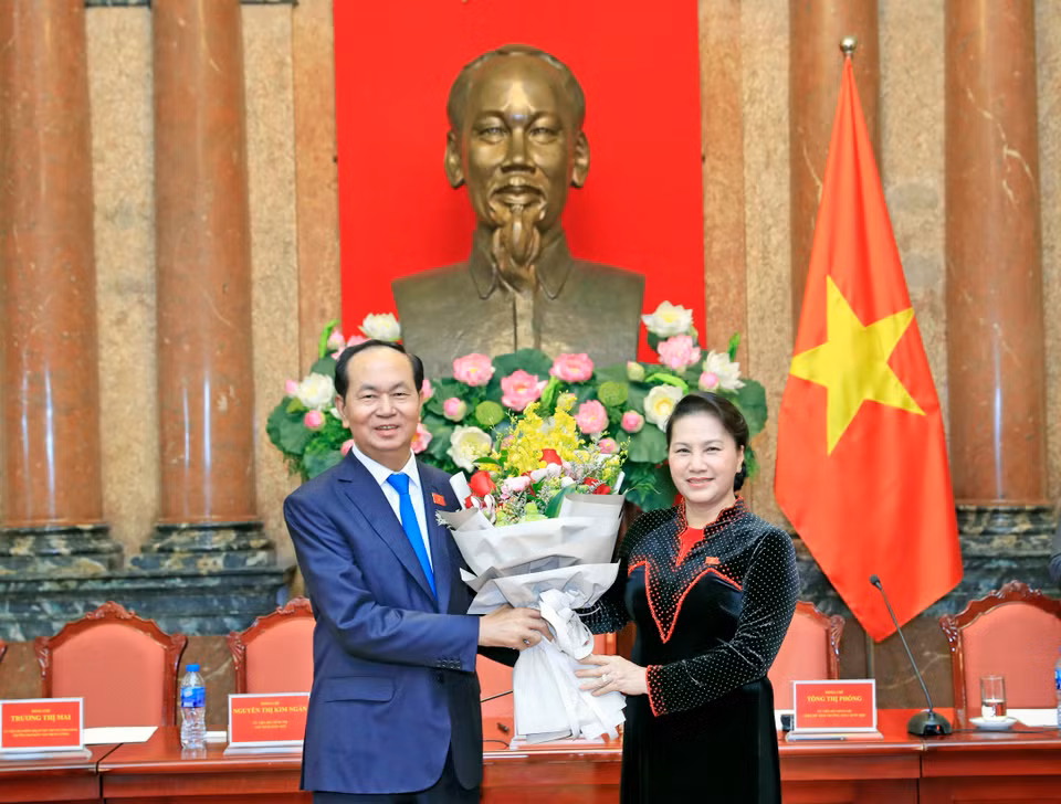 陈大光向国会主席阮氏金银送鲜花。越通社记者 彦创 摄