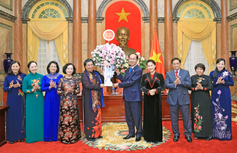 陈大光向国会女代表送鲜花。越通社记者 彦创 摄