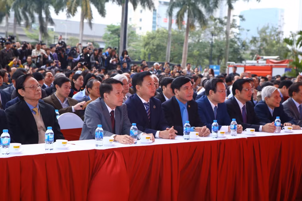 越通社社长阮德利（左二）和各位代表出席2019年越南全国报刊展开幕式。图自越通社