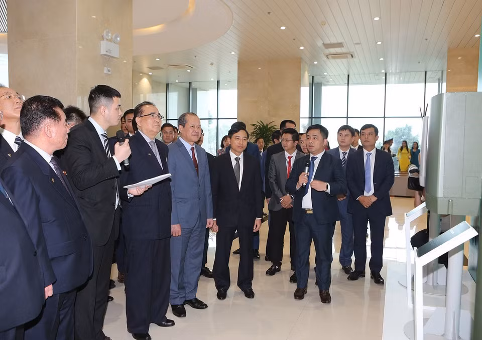 朝鲜高级代表团已前往河内市和乐高科技园区参观越南军队电信集团的民事设备研发生产基地。图自越通社 