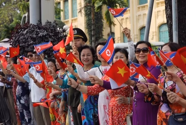 河内市民热烈欢迎朝鲜最高领导人金正恩对越进行正式友好访问。越通社记者 芳花 摄
