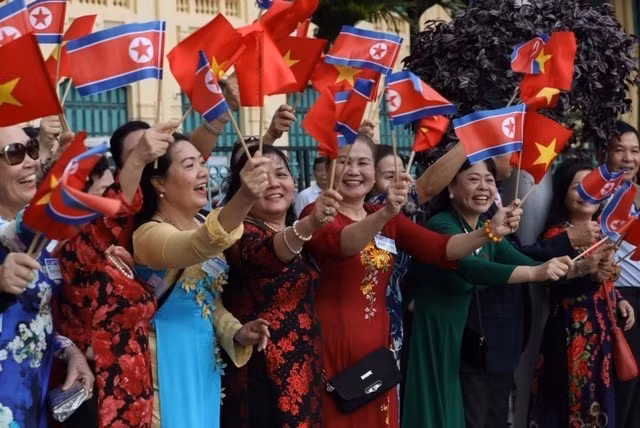 河内市民热烈欢迎朝鲜最高领导人金正恩对越进行正式友好访问。越通社记者 芳花 摄 