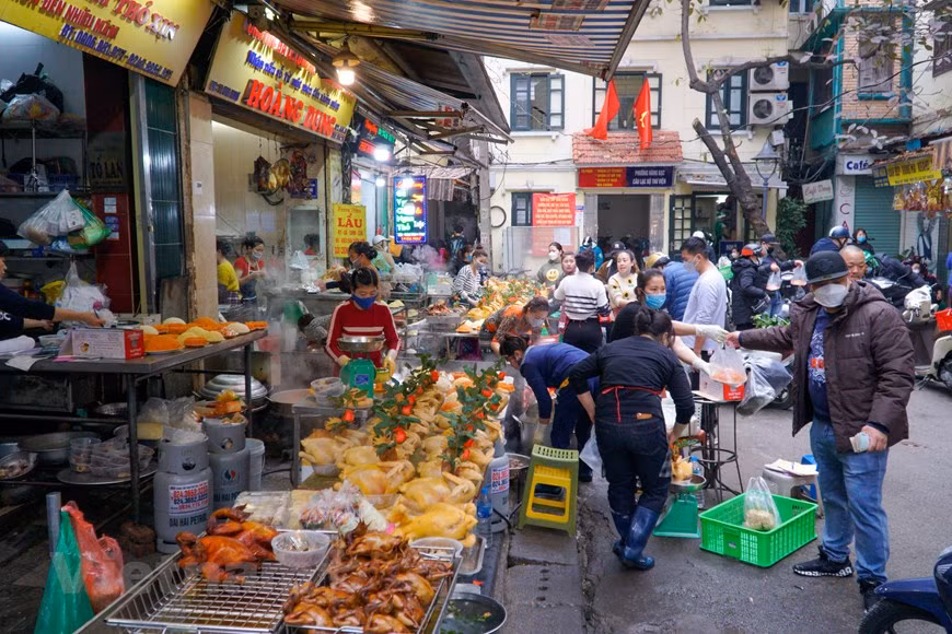 一直以来，河内市还剑郡的筏行市场、嘉鱼街市被称为“富人市场”， 因为这里汇集了许多鲜美菜肴、现成祭品和新鲜的食物，但价格也不凡，甚至可以说是天价。不过天价也没关系，更不碍有钱人购买，对他们来说，能够买到满意的元宵节祭品才是最关键的。（图自Vietnam+）