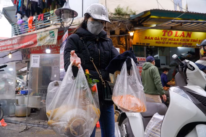 最近5年多一直忠于筏行“富人市场”的现成祭品和即食食品的来自河内市龙边郡的顾客梅英女士说：“买几样就花了几百万越南盾，但这里的食物很好吃，是值得的，物有所值。”很多人都像梅英女士一样，都有这样的感受和评价。正因为如此，河内市还剑郡的筏行市场、嘉鱼街市每逢节日都挤满了顾客。（图自Vietnam+）