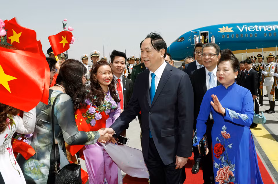 越南国家主席陈大光偕夫人抵达中国首都北京机场。（图片来源：越通社）